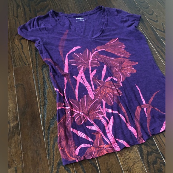 Express Women’s S Purple V-Neck Short-Sleeve Tee w/Hot Pink Floral Design - Picture 3 of 11